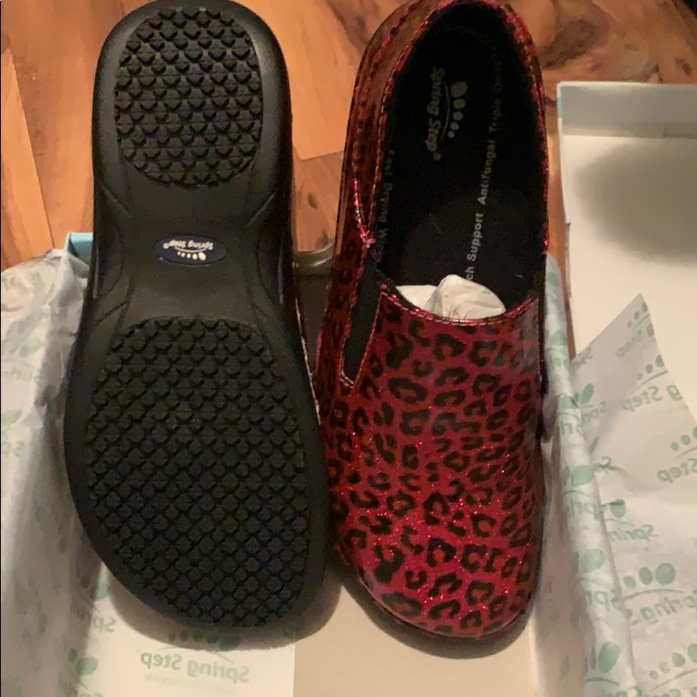 Spring Step Pink Leopard Clogs - Picture 4 of 5